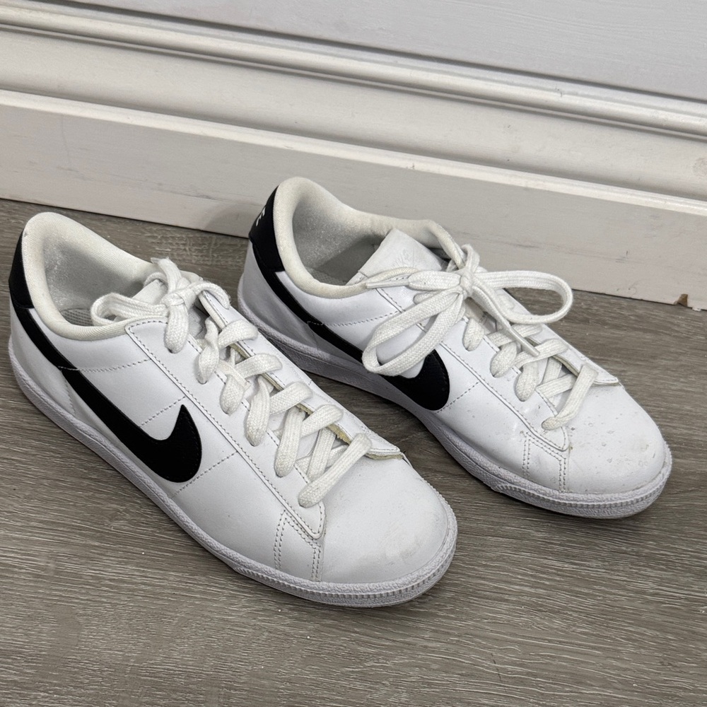 Nike White Sneakers with Black Swoosh Low-Top size 7